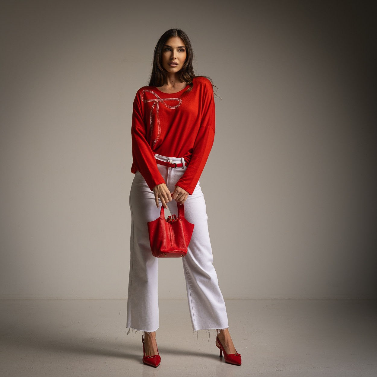 T-SHIRT AVEC NŒUD EN STRASS ROUGE